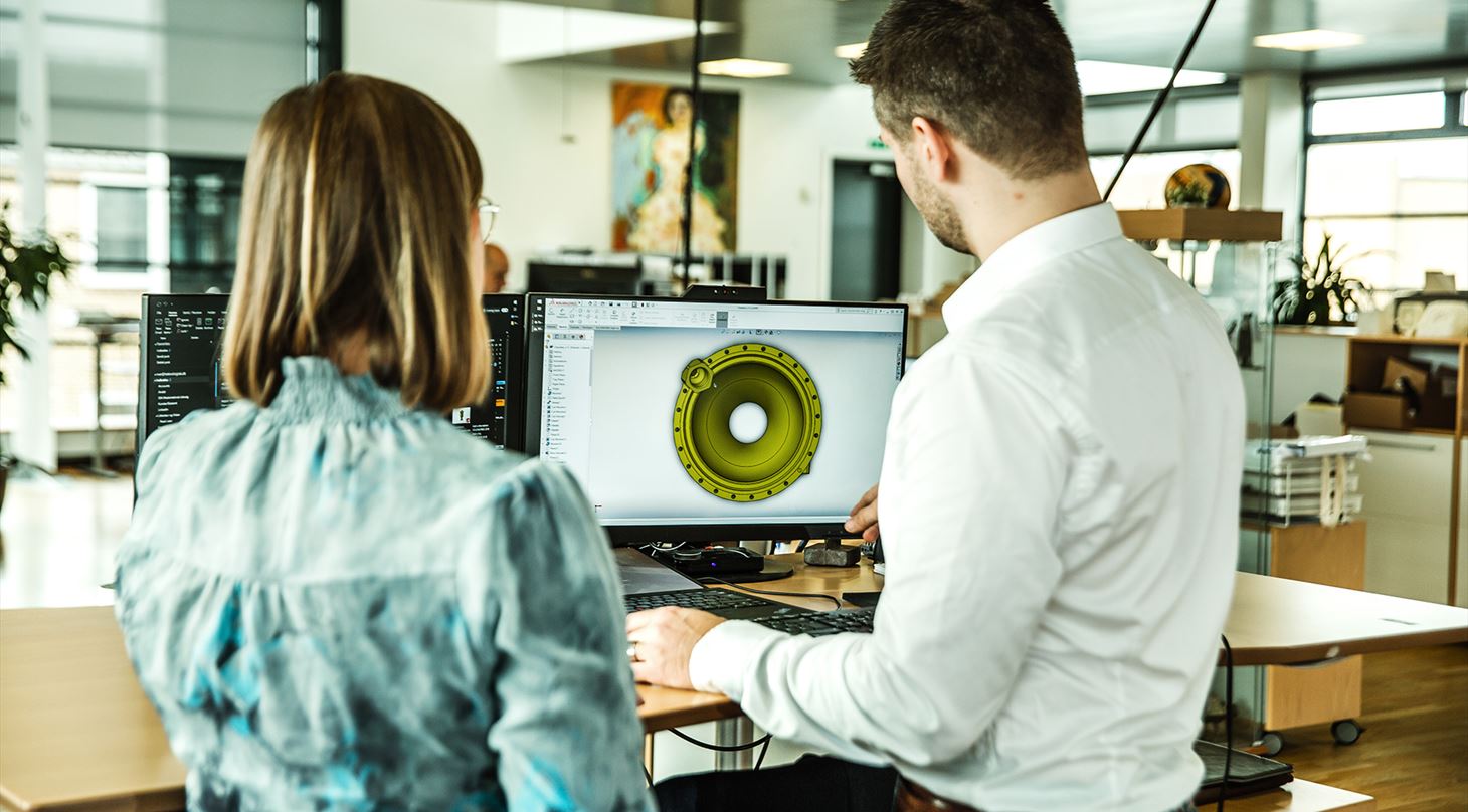 mand og kvinder foran computerskærm med 3D-print
